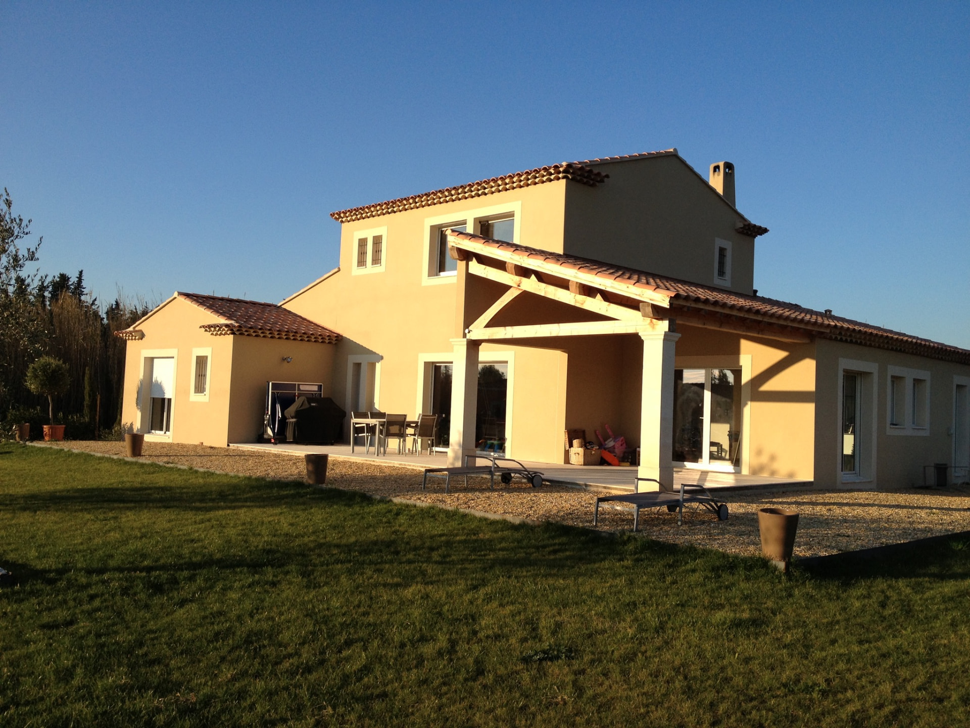 La façade sud des Toiles Blanches et sa terrasse, à Cavaillon