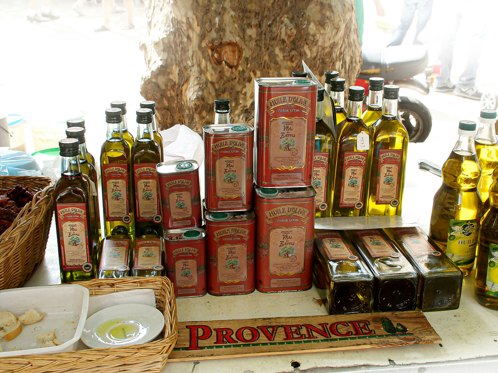 Étal d'huile d'olive sur un marché de Provence
