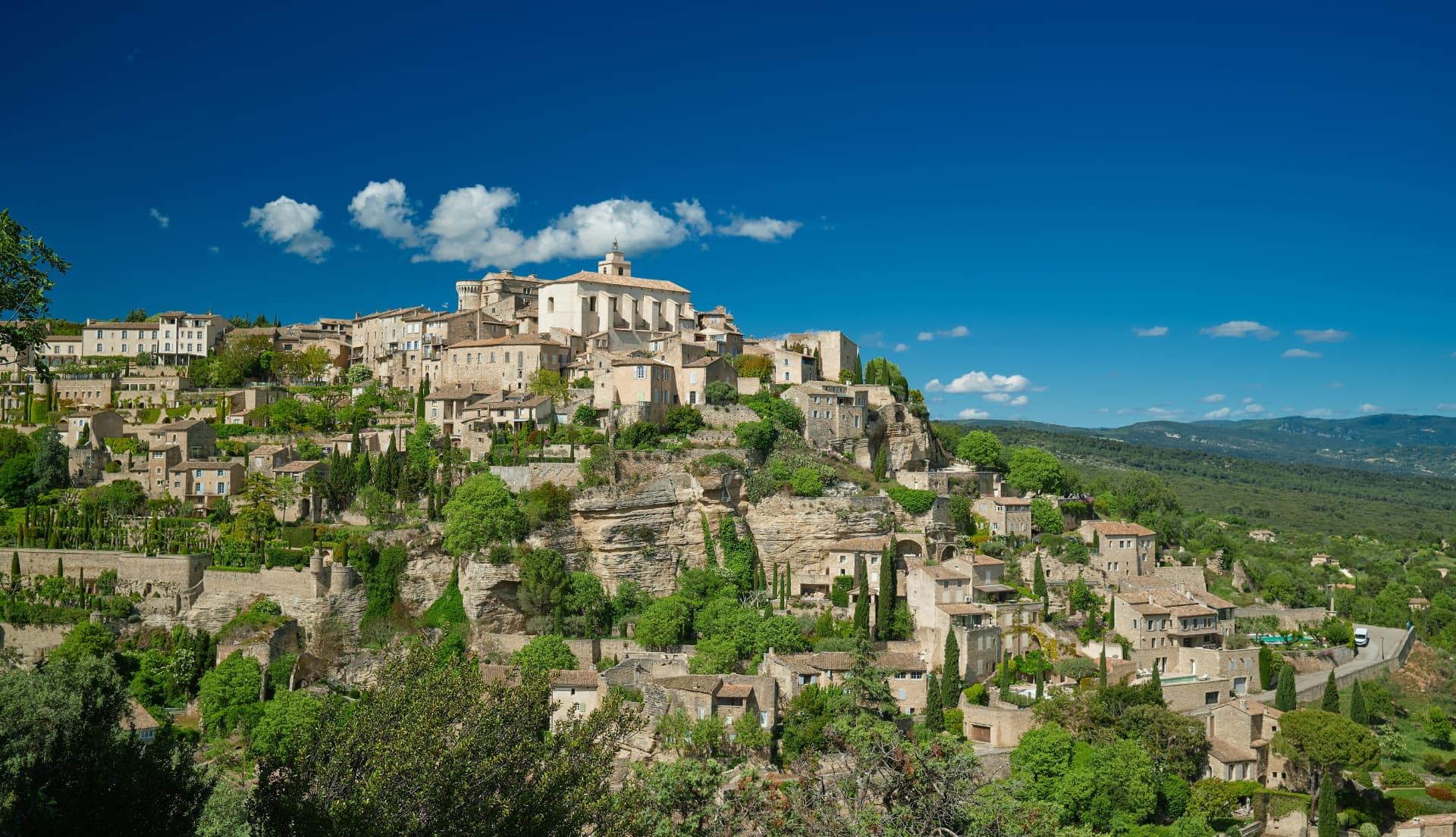 Gordes, village perché du Luberon, vu depuis la route des crêtes