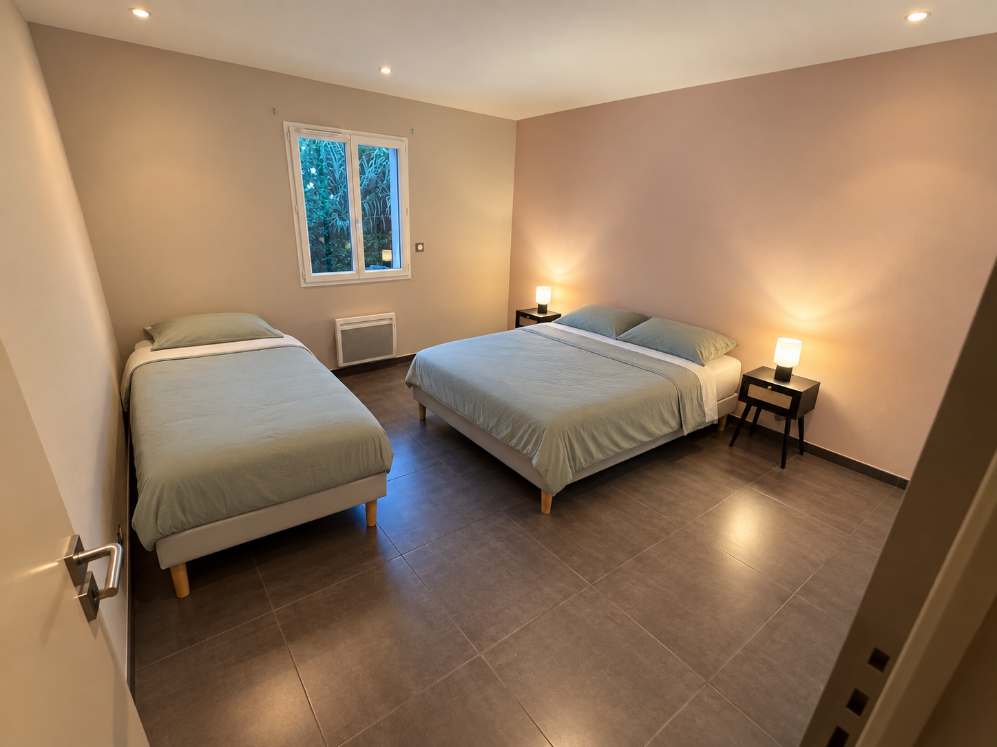 La chambre familiale avec un lit double et un lit simple